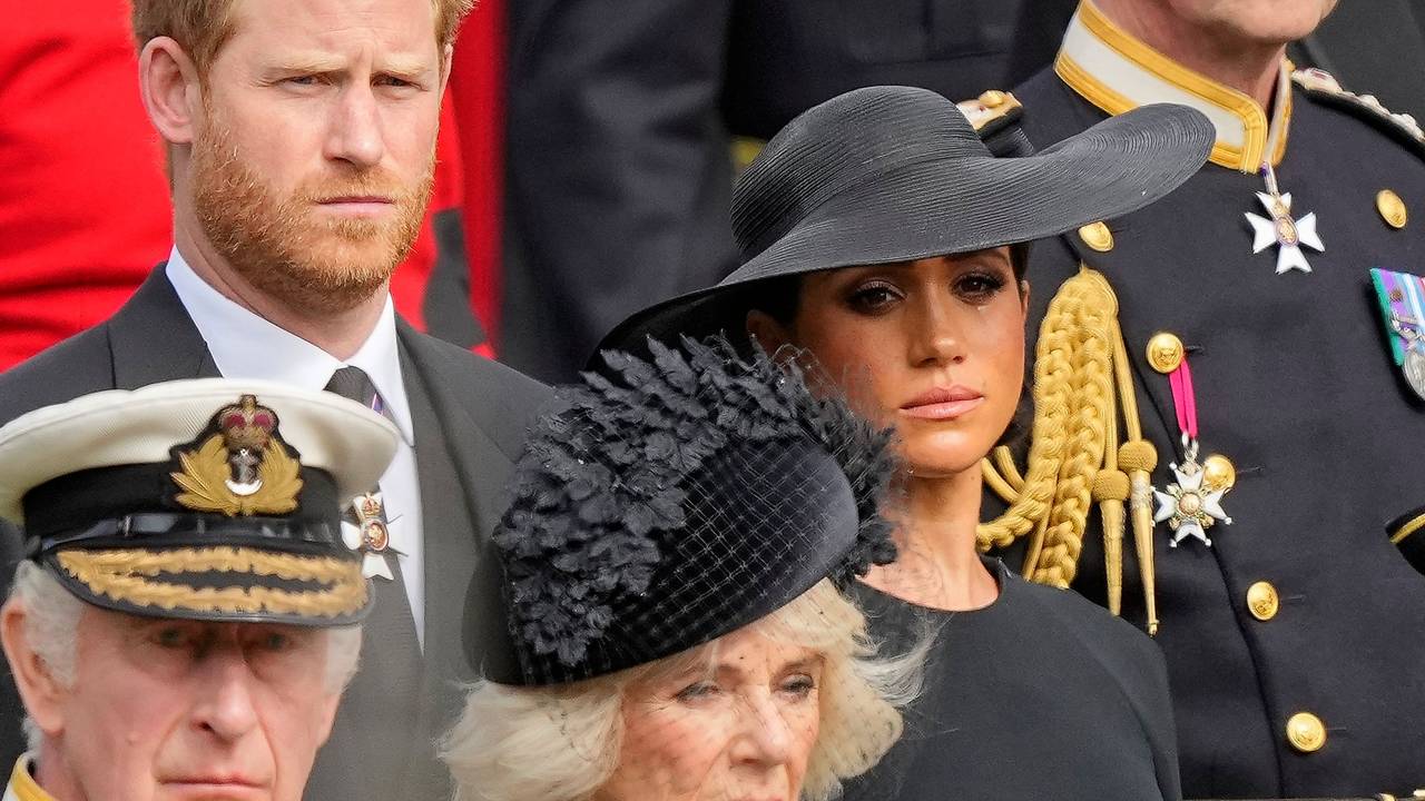 König Charles III. (vorn), Königsgemahlin Camilla, Prinz Harry (dahinter) und seine Frau Meghan, Herzogin von Sussex, schauen am 19. September 2022 auf den Trauerzug mit dem Sarg der gestorbenen britischen Königin Elizabeth II. Einer der letzten royalen Pflichttermine, die das Herzogspaar von Sussex gemeinsam wahrnahm.