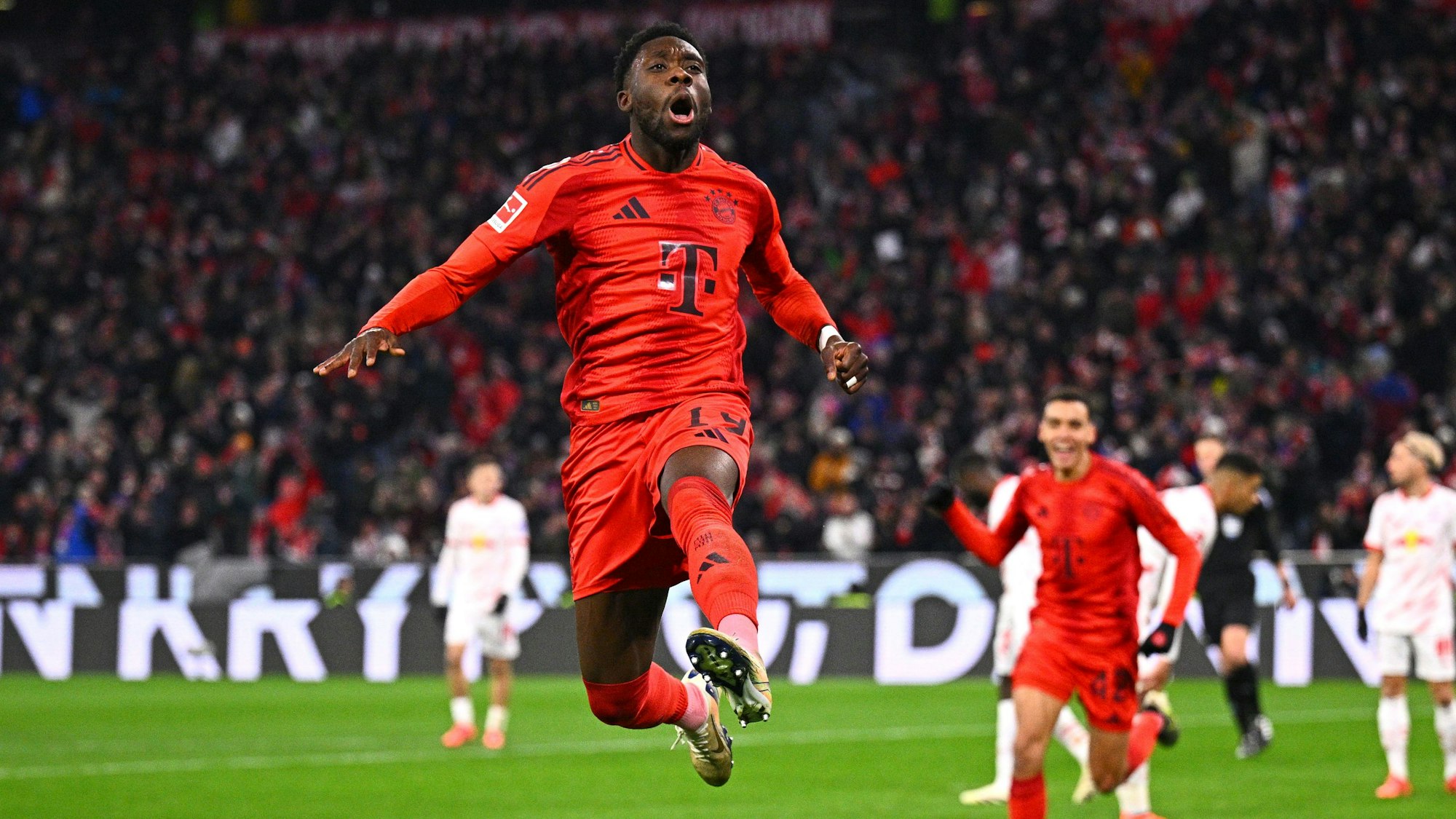 Alphonso Davies jubelt über ein Tor für den FC Bayern.