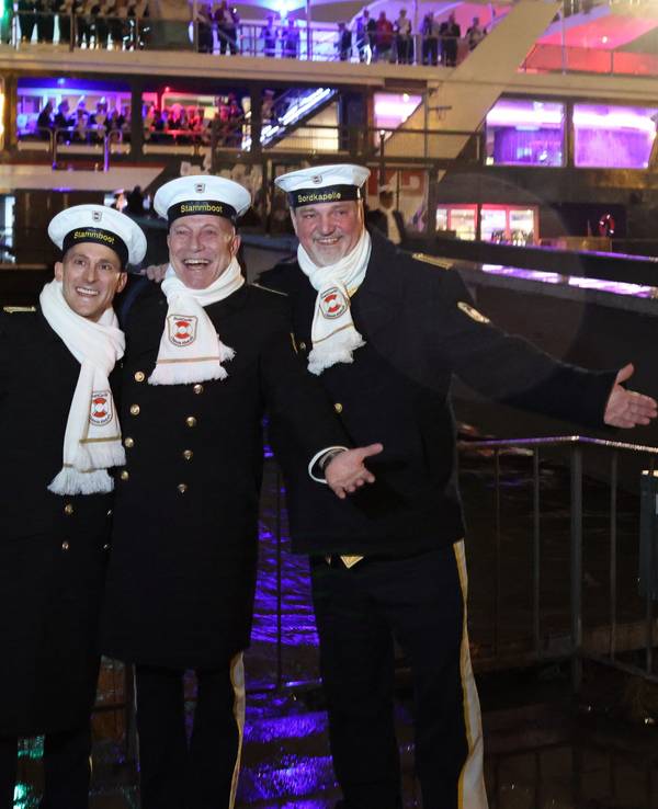 Prinz René I. (René Klöver, M.), Bauer Michael (Michael Samm, r.) und Jungfrau Marlis (Hendrik Ermen, l.).