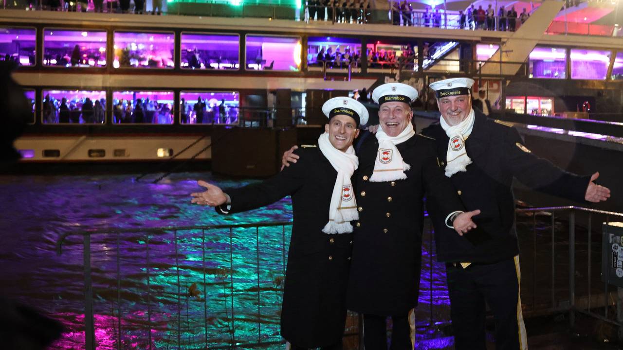 Prinz René I. (René Klöver, M.), Bauer Michael (Michael Samm, r.) und Jungfrau Marlis (Hendrik Ermen, l.).