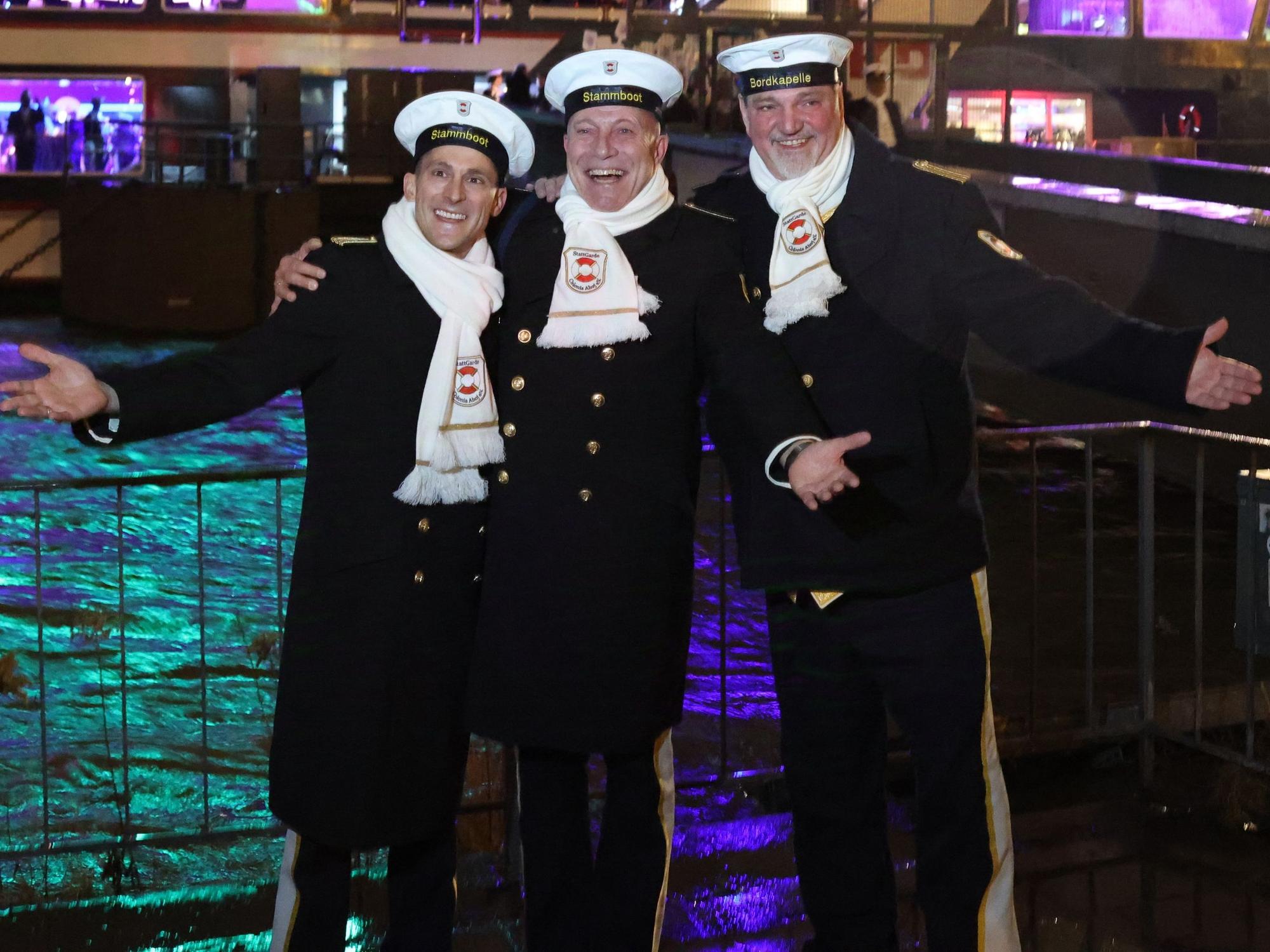 Prinz René I. (René Klöver, M.), Bauer Michael (Michael Samm, r.) und Jungfrau Marlis (Hendrik Ermen, l.).