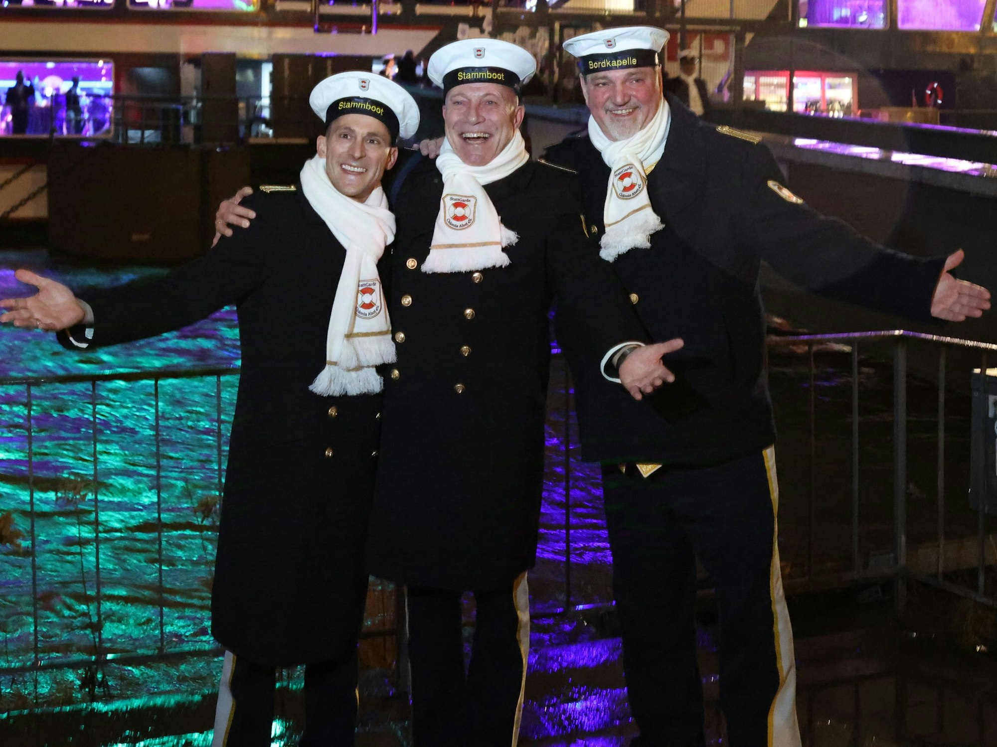 Prinz René I. (René Klöver, M.), Bauer Michael (Michael Samm, r.) und Jungfrau Marlis (Hendrik Ermen, l.).