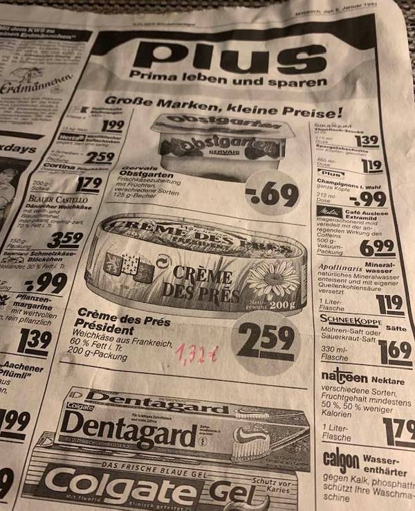 Blick auf eine alte Reklame eines Plus-Supermarkts.