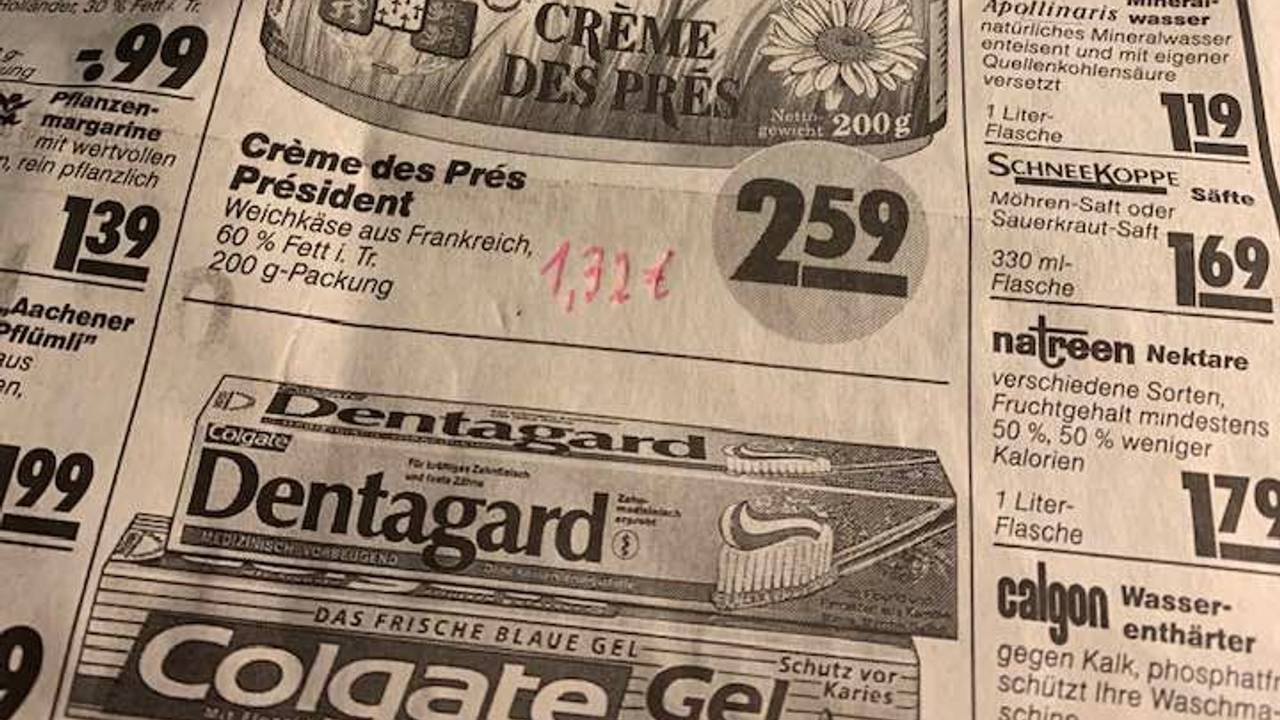 Blick auf eine alte Reklame eines Plus-Supermarkts.