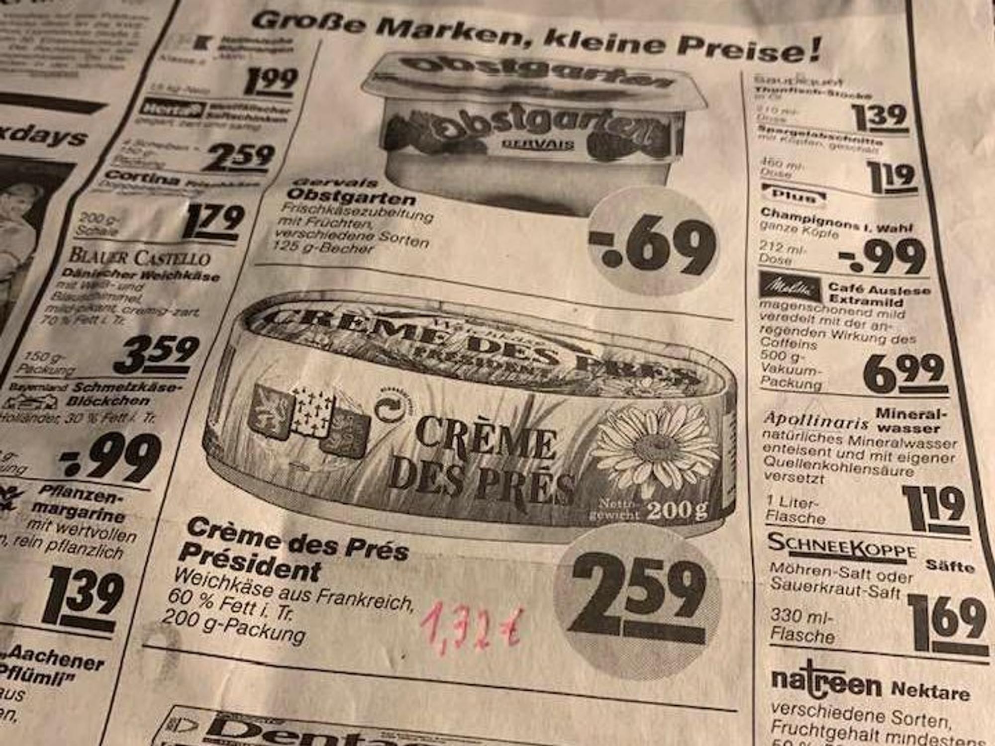 Blick auf eine alte Reklame eines Plus-Supermarkts.