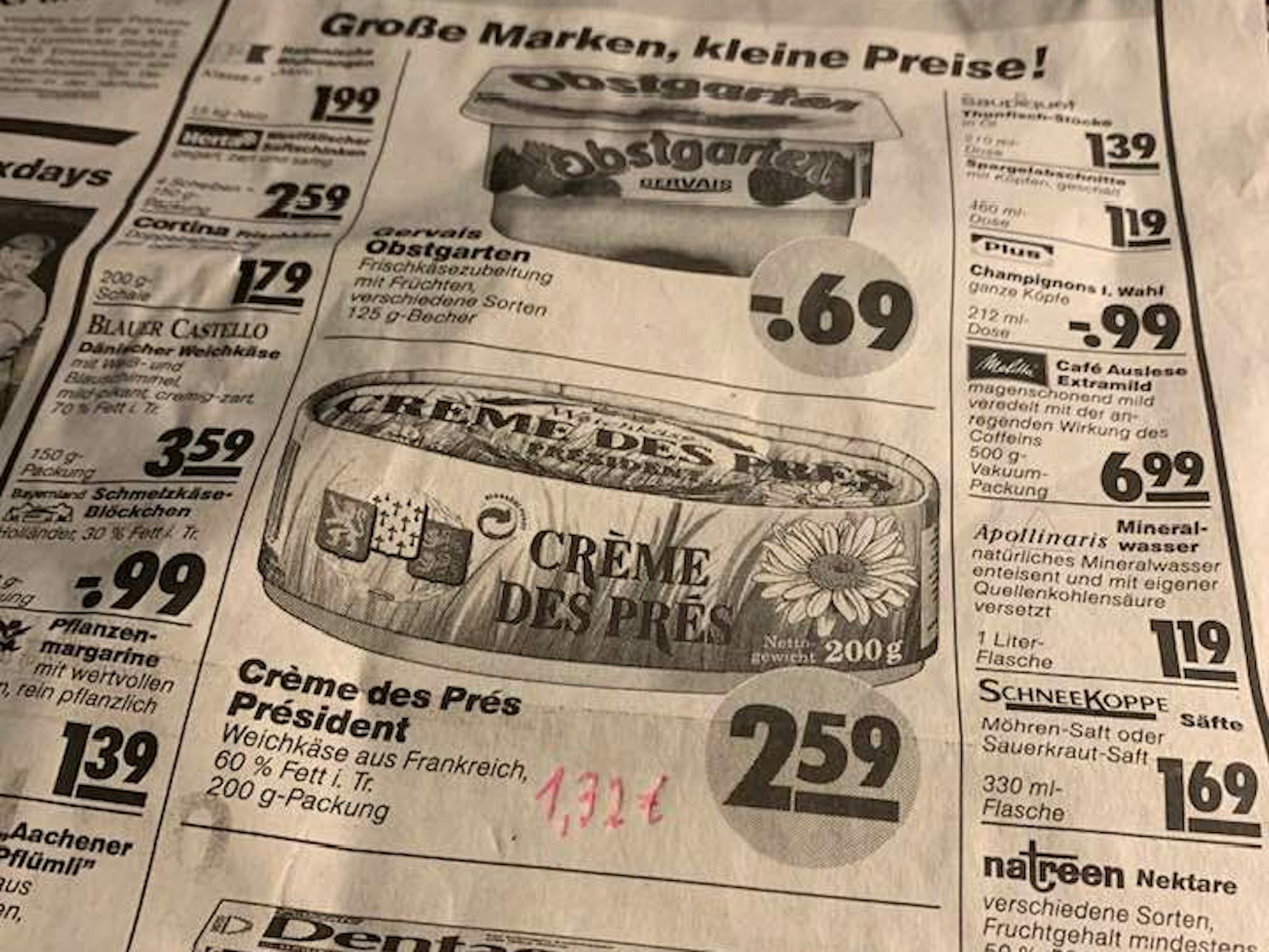 Blick auf eine alte Reklame eines Plus-Supermarkts.