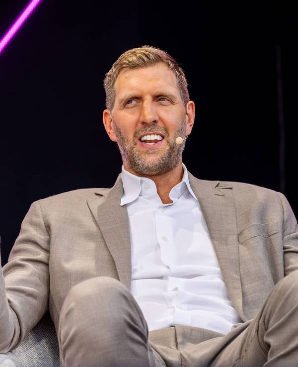 Dirk Nowitzki gestikuliert bei einem Talk mit Barbara Schöneberger.