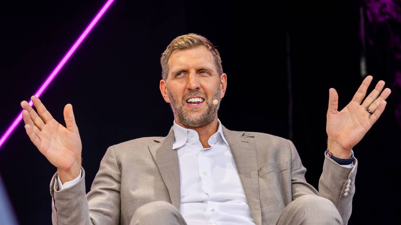 Dirk Nowitzki gestikuliert bei einem Talk mit Barbara Schöneberger.