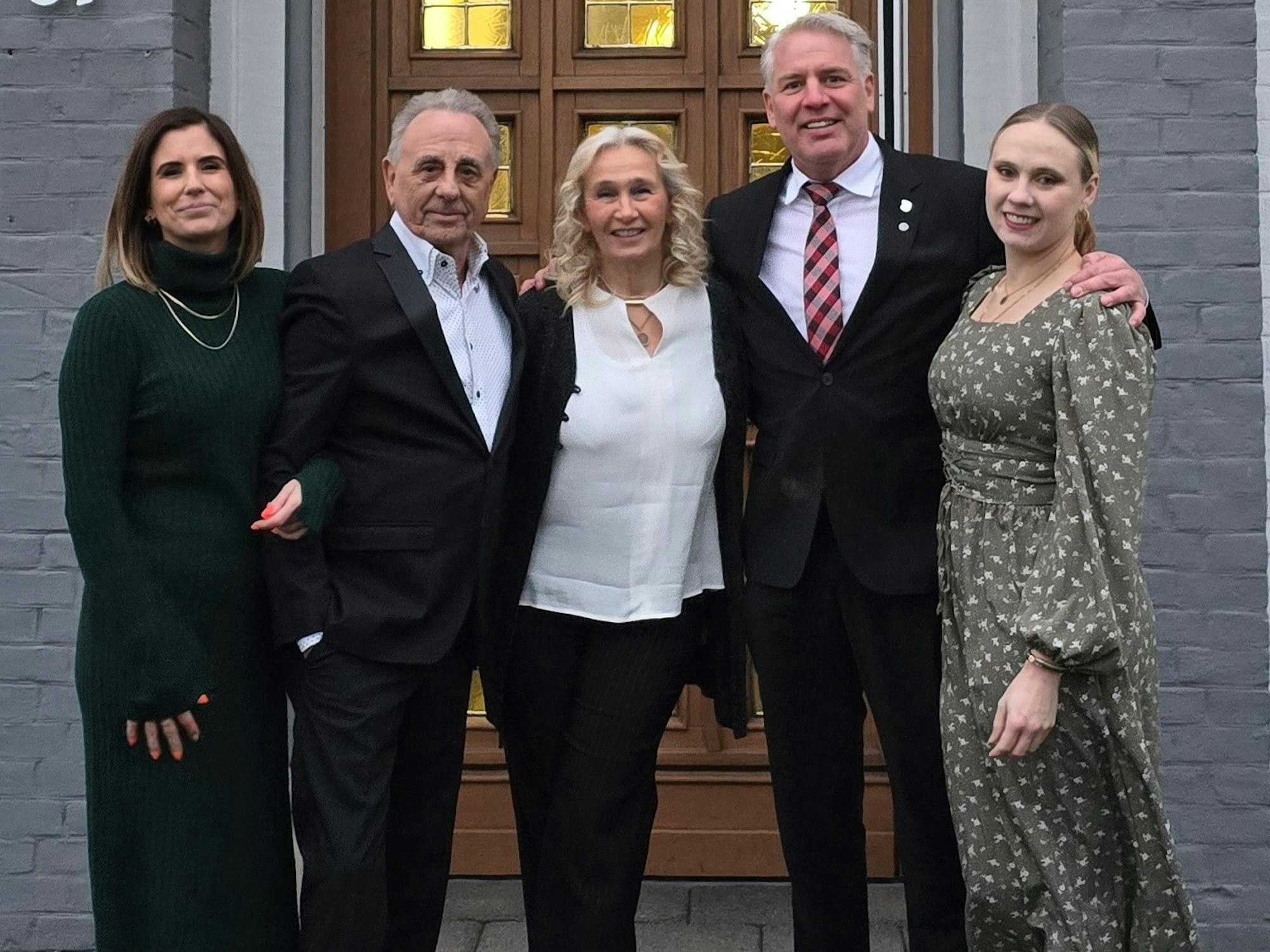 Erry Stoklosa mit Ehefrau Maggie, Bürgermeister Robert Lennerts und den Kindern Katrin und Juleen.