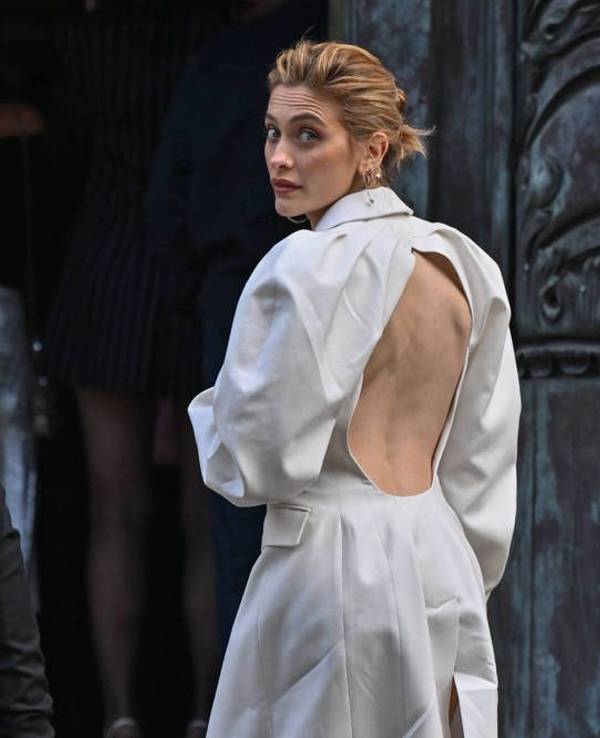 Zu sehen ist Paris Jackson bei ihrer Ankunft bei der „Nina Ricci Show“ während der „Pariser Fashion Week“ in Paris, Frankreich am 27. September 2024.