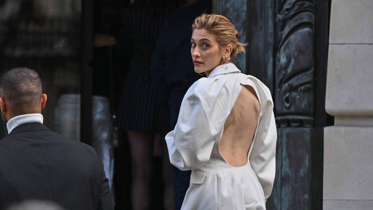 Zu sehen ist Paris Jackson bei ihrer Ankunft bei der „Nina Ricci Show“ während der „Pariser Fashion Week“ in Paris, Frankreich am 27. September 2024.