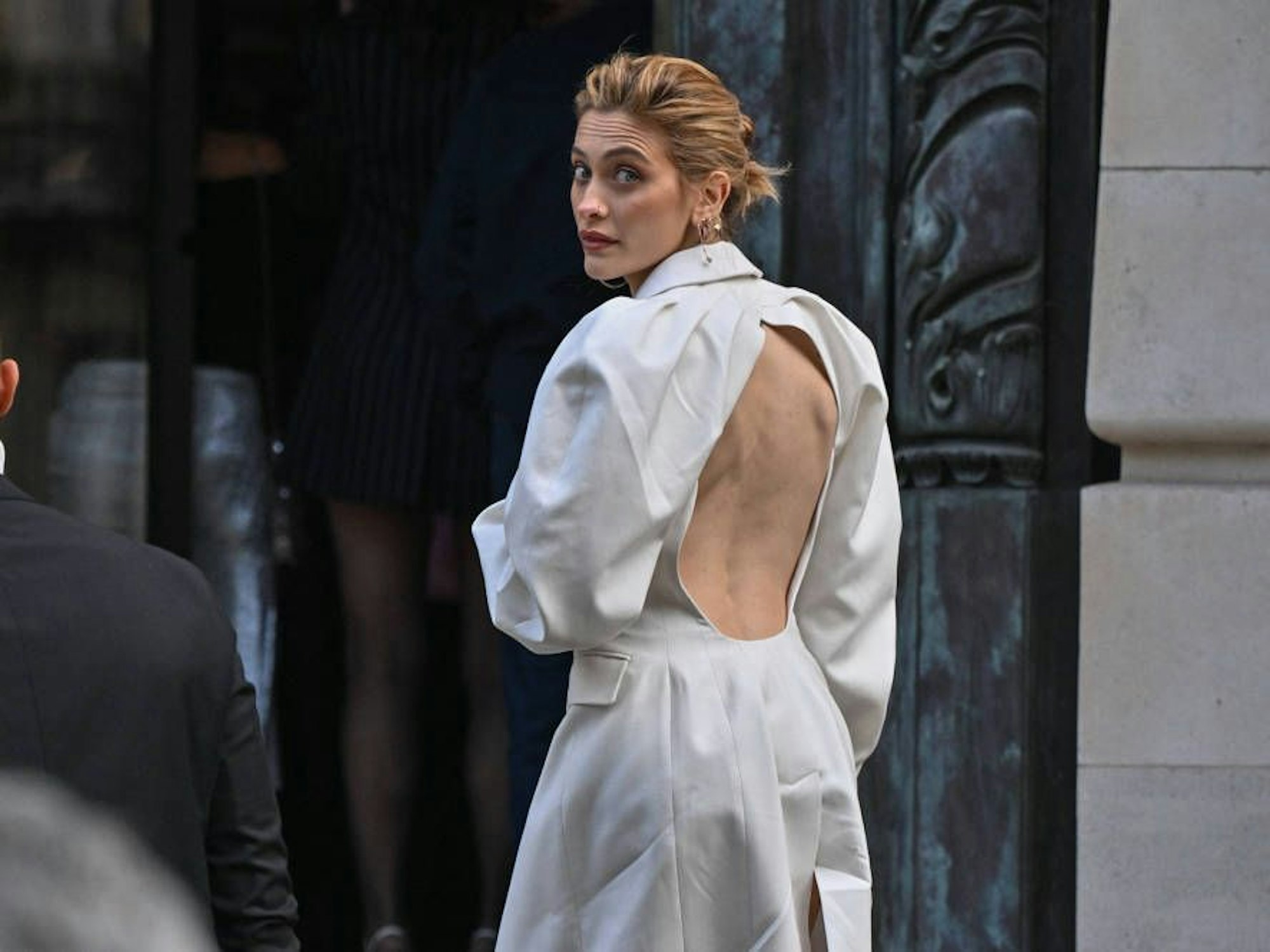 Zu sehen ist Paris Jackson bei ihrer Ankunft bei der „Nina Ricci Show“ während der „Pariser Fashion Week“ in Paris, Frankreich am 27. September 2024.