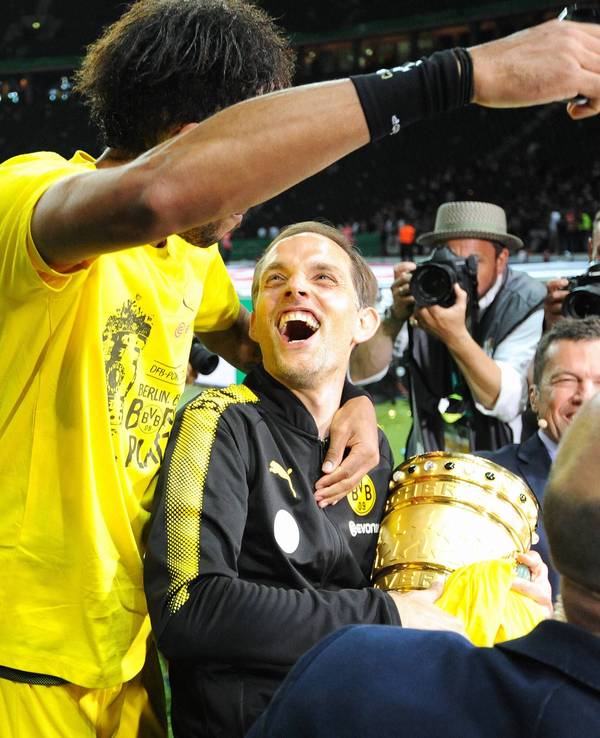 Thomas Tuchel und Pierre-Emerick Aubameyang feiern mit dem DFB-Pokal