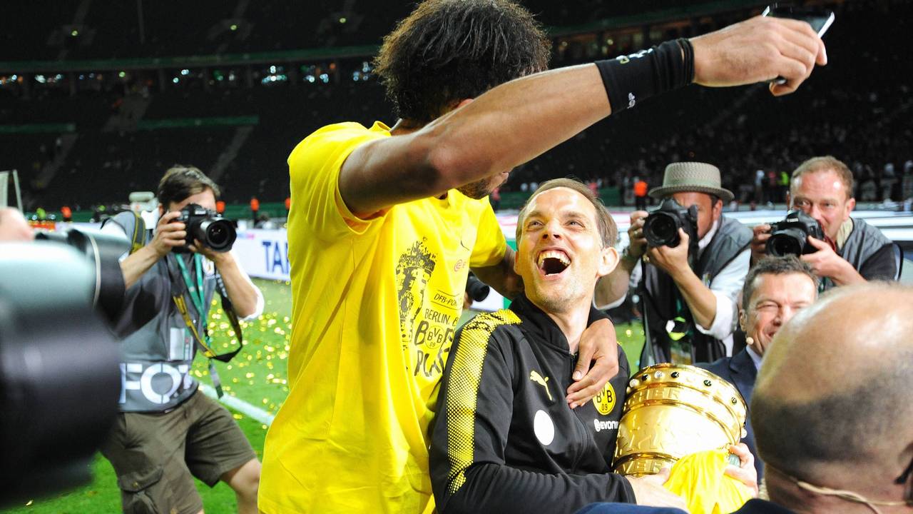 Thomas Tuchel und Pierre-Emerick Aubameyang feiern mit dem DFB-Pokal