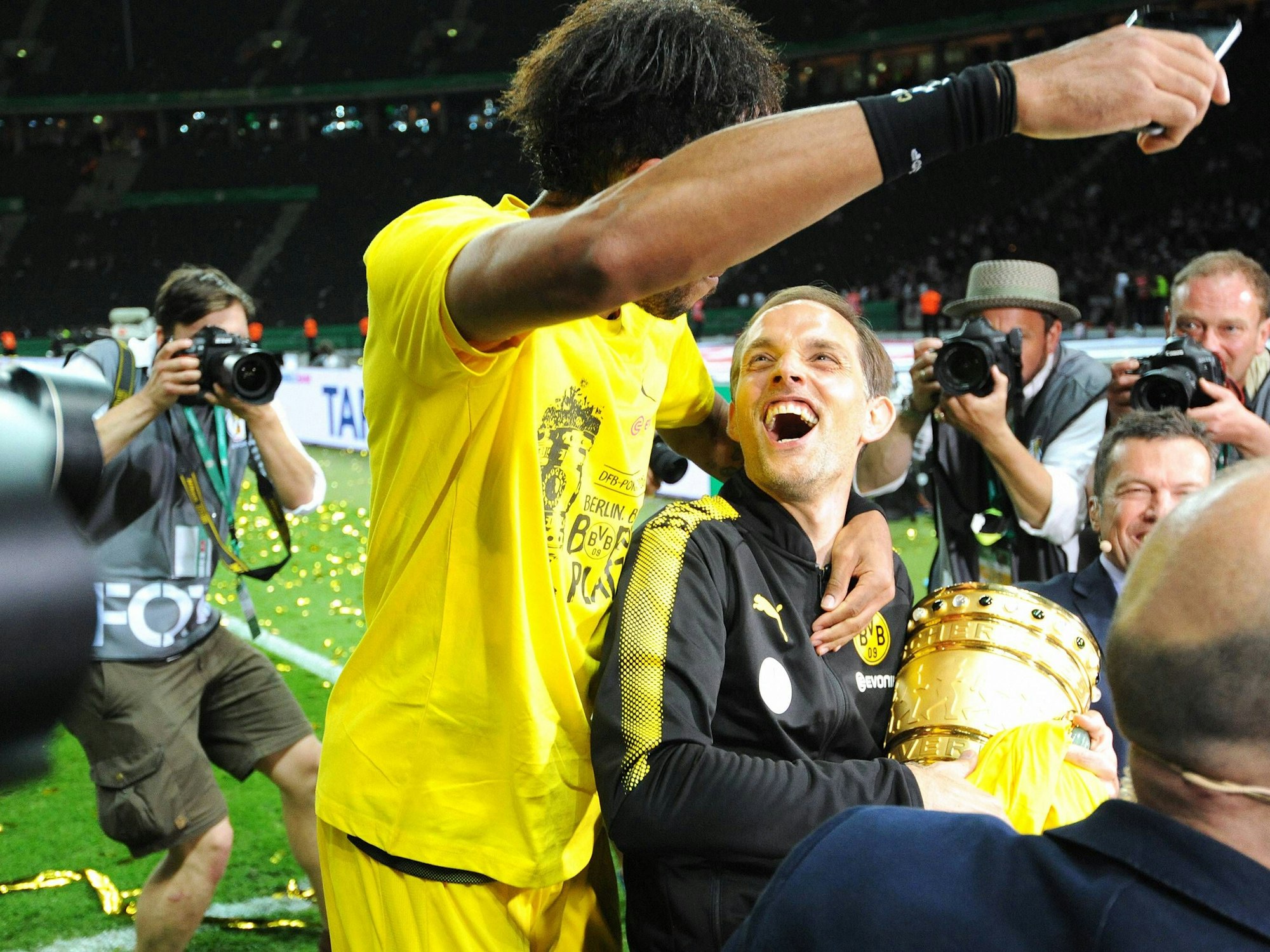 Thomas Tuchel und Pierre-Emerick Aubameyang feiern mit dem DFB-Pokal