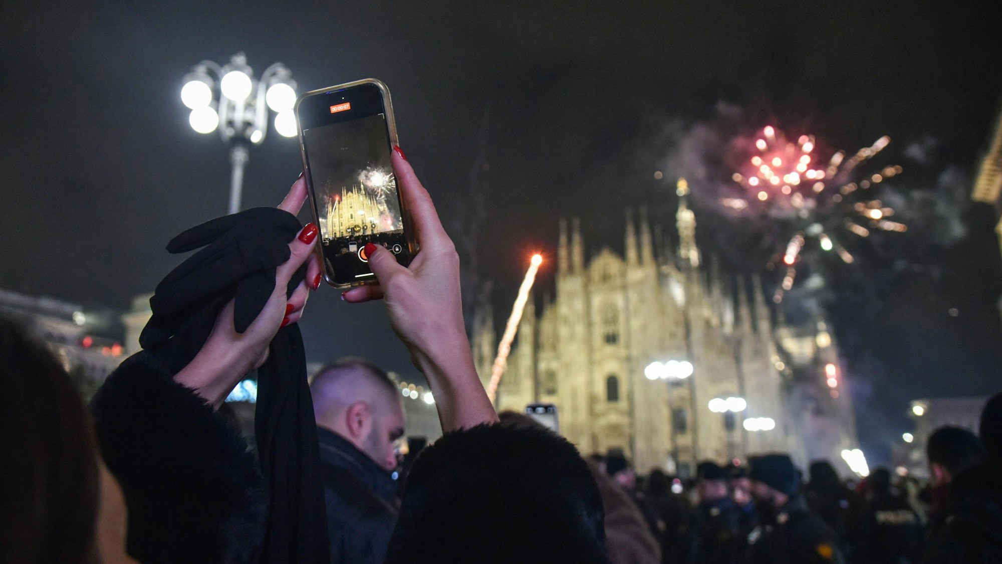 Junge Belgier und Belgierinnen und wollten das Feuerwerk in Mailand auf der Piazza del Duomo genießen – doch es wurde zu einem Albtraum.