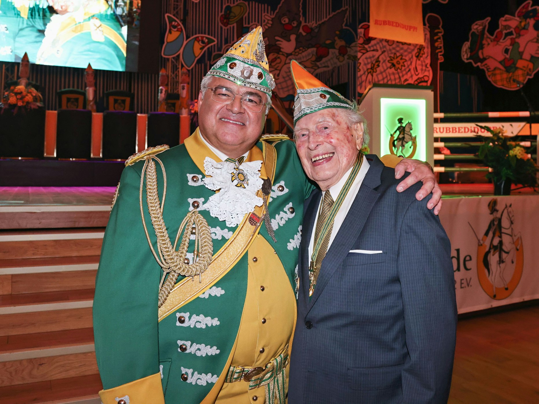 Hans-Georg Haumann mit Ludwig Sebus auf der Bühne.