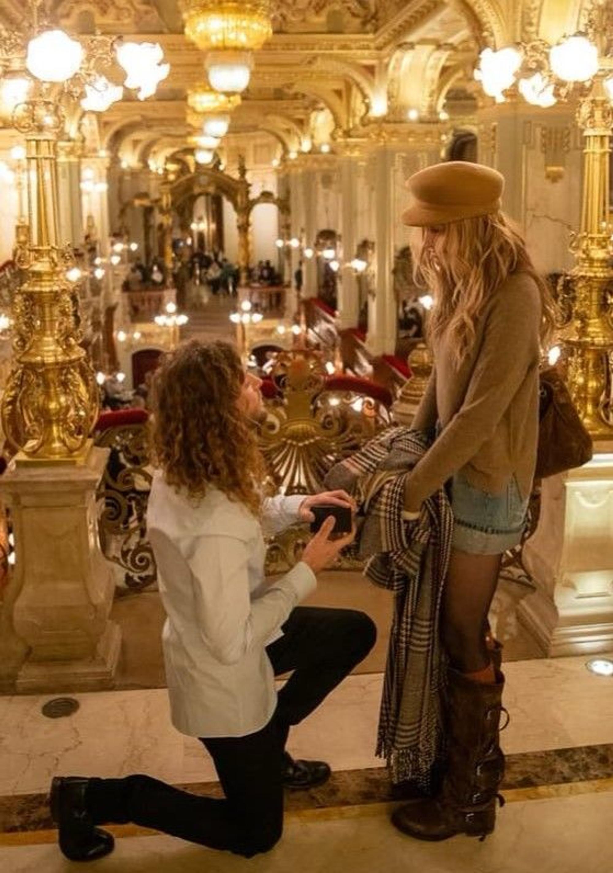 Zu sehen sind das Musiker-Paar Paris Jackson und Justin Long, während Justin um die Hand seiner Freundin Paris anhält.