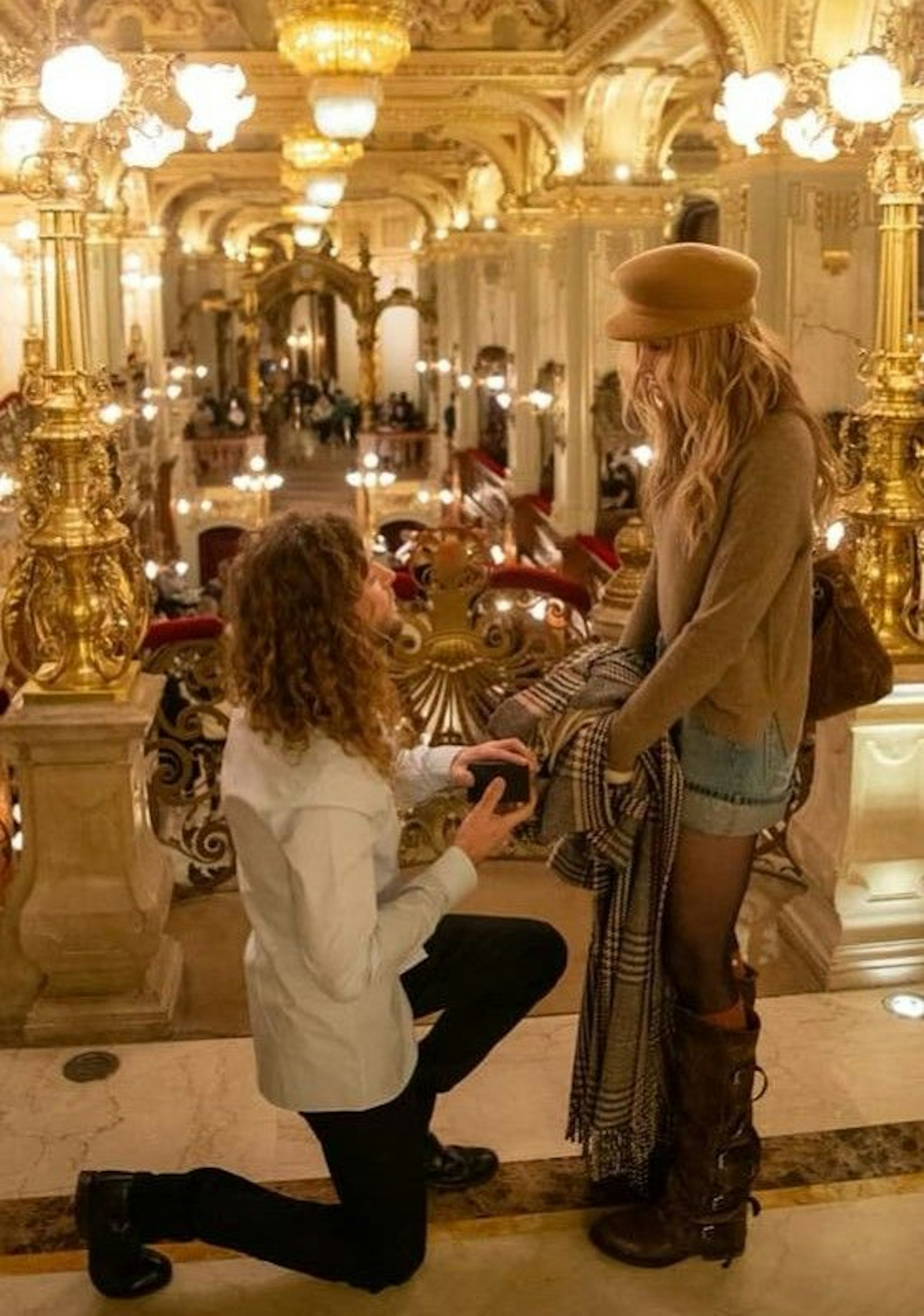 Zu sehen sind das Musiker-Paar Paris Jackson und Justin Long, während Justin um die Hand seiner Freundin Paris anhält.