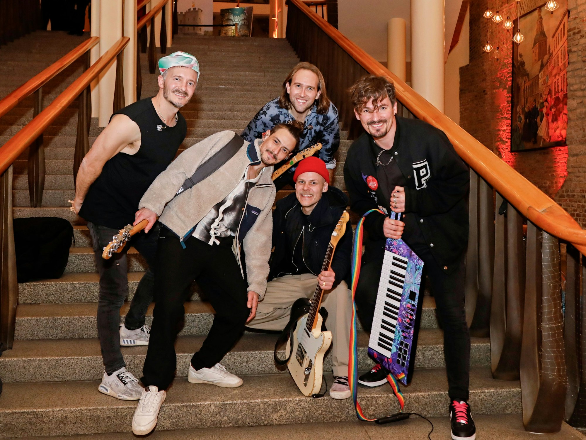 Cat Ballou posieren vor dem Auftritt auf einer Treppe.