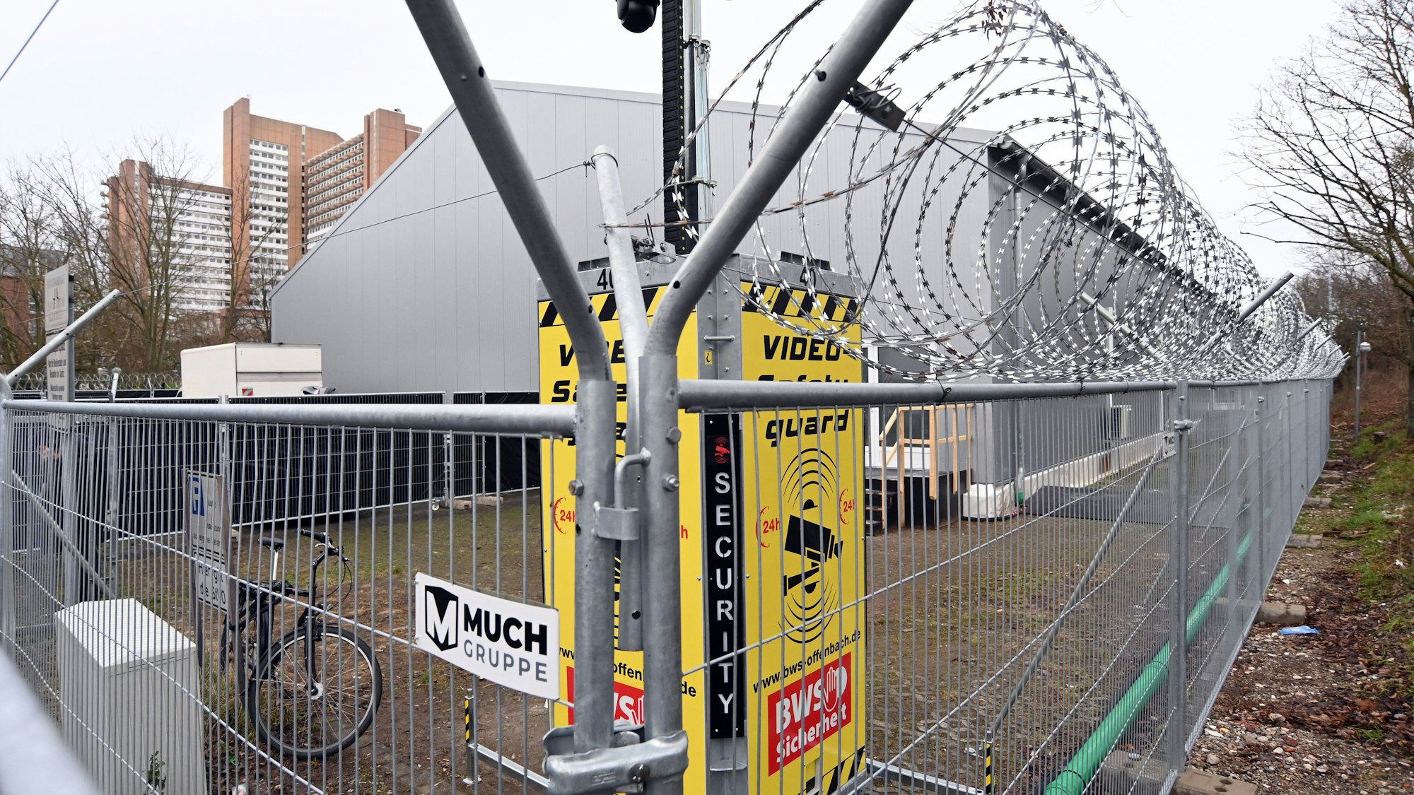 Hypermoderne Gerichtssäle in einer Leichtbauhalle wurden eingeweiht.