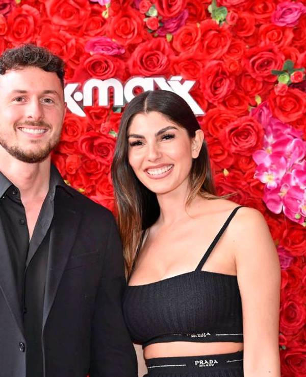 Jannik Kontalis und Yeliz Koc sind zusehen bei der „TKMaxx“ Eröffnung im Supercandy Pop Up Museum. Köln, 10.05.2023