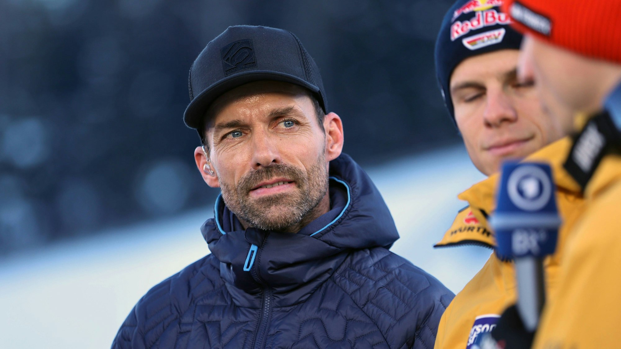 Sven Hannawald schaut bei einem Interview skeptisch.