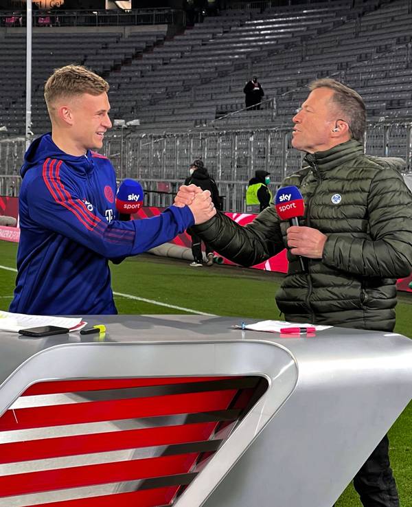 Joshua Kimmich und Lothar Matthäus schlagen ein.