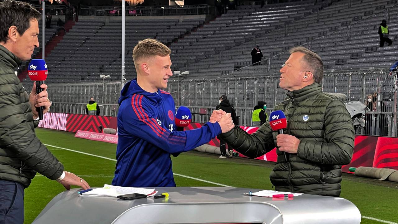 Joshua Kimmich und Lothar Matthäus schlagen ein.