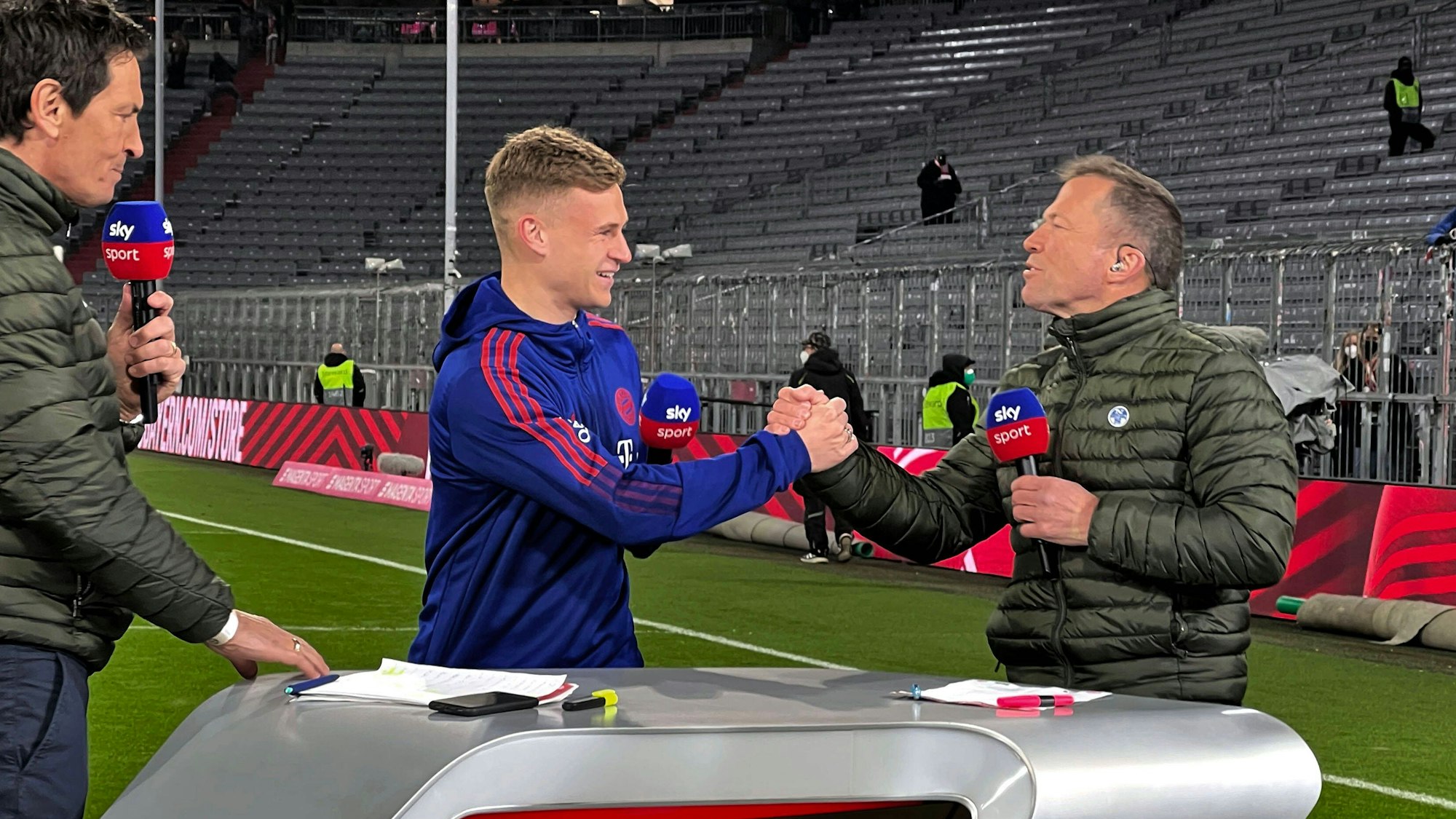 Joshua Kimmich und Lothar Matthäus schlagen ein.