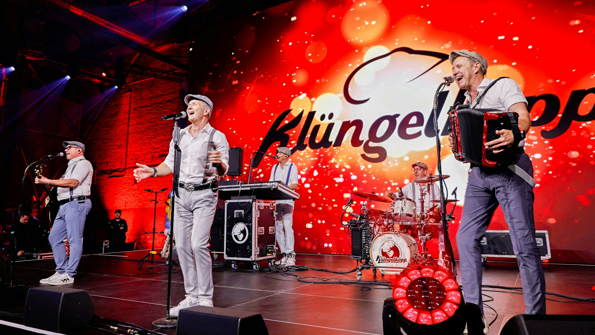 Die Klüngelköpp stehen beim Auftritt auf der Bühne.