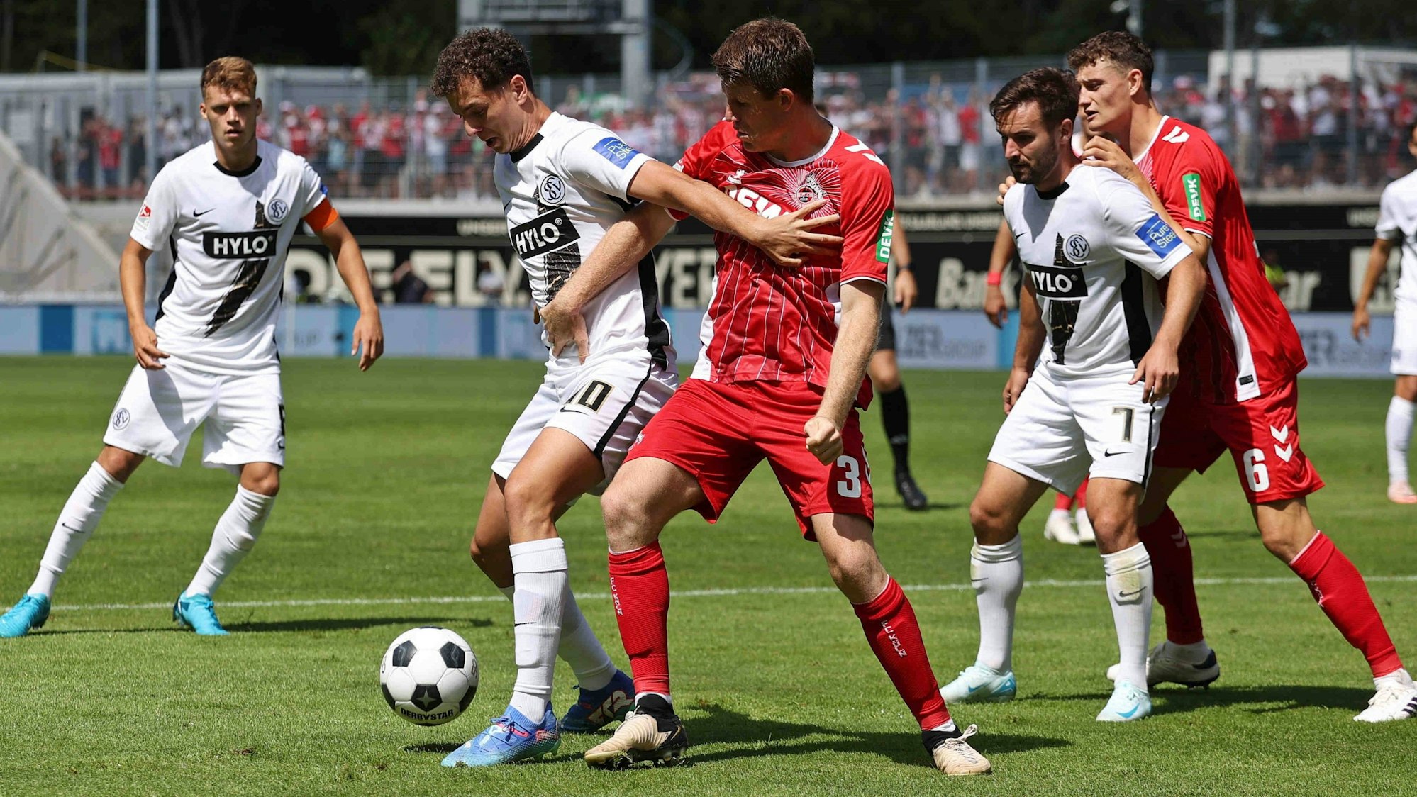 Fisnik Asllani (SV Elversberg) im Duell mit Dominique Heintz (1. FC Köln) um den Ball.
