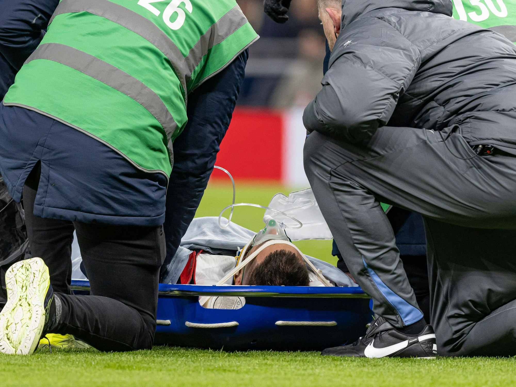 Rodrigo Bentancur wird auf einer Trage mit Sauerstoff versorgt.