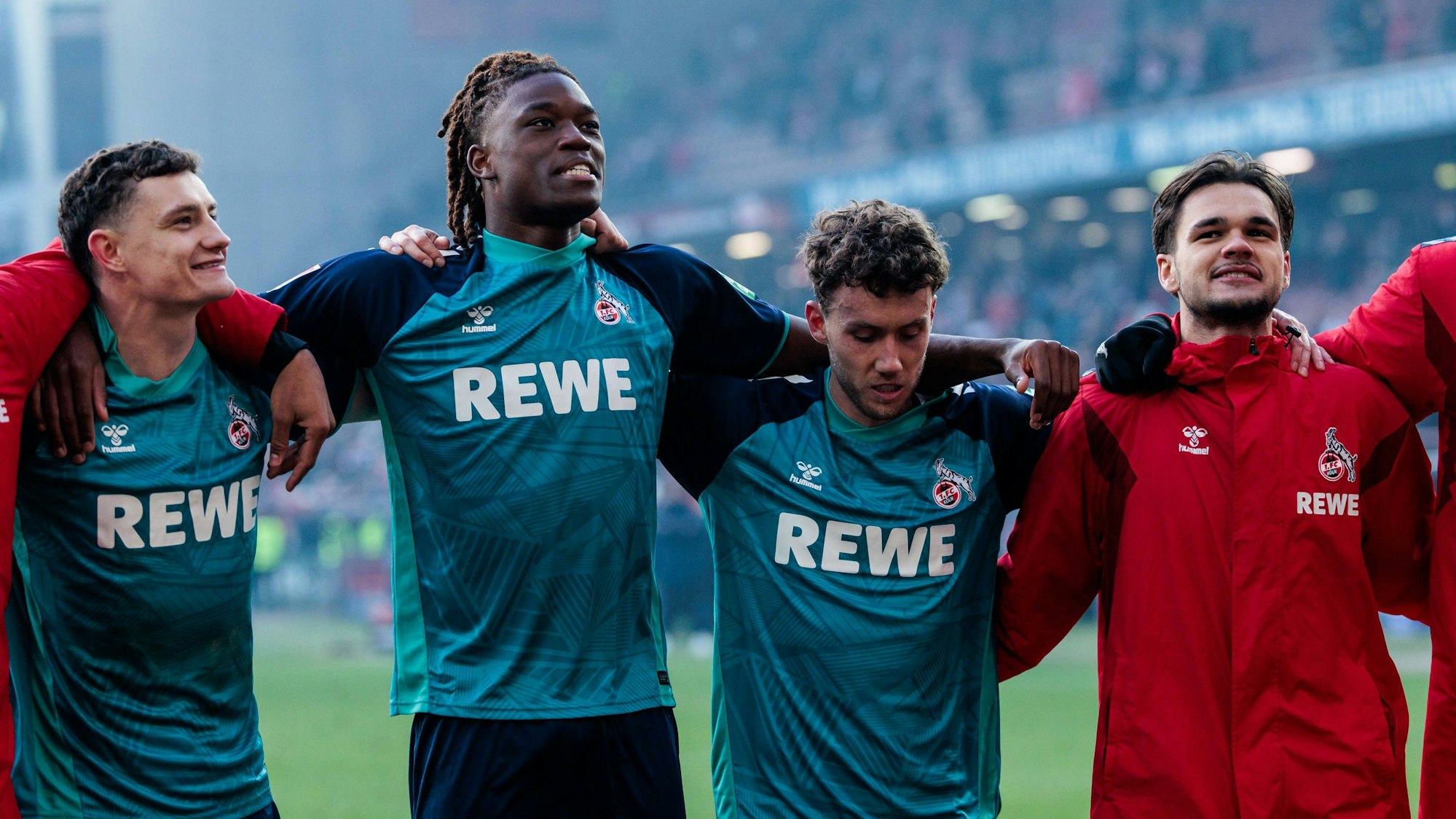 Die FC-Profis am 22. Dezember 2024 nach dem Sieg in Kaiserslautern.