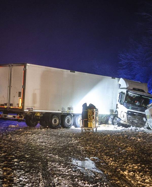 Ein Lkw steht bei Lüdenscheid quer auf der Autobahn A45. Schnee und Glätte haben für mehrere Unfälle mit Verletzten in Nordrhein-Westfalen gesorgt.