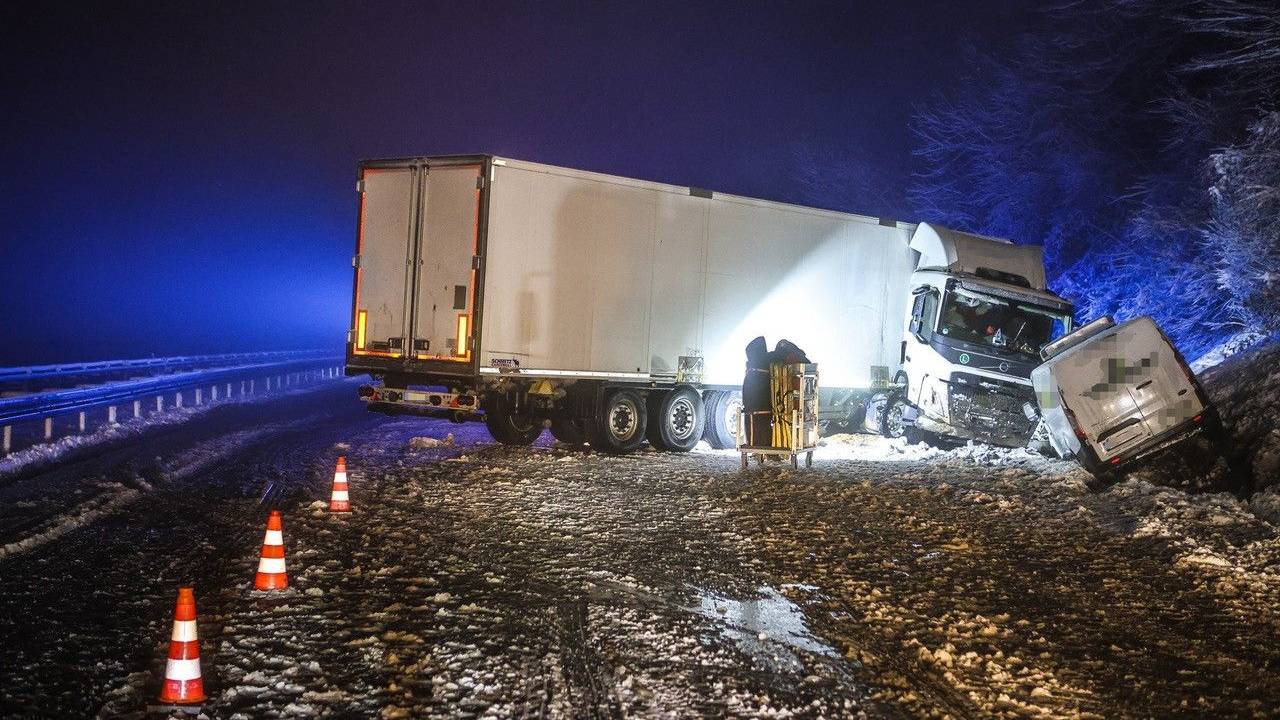 Ein Lkw steht bei Lüdenscheid quer auf der Autobahn A45. Schnee und Glätte haben für mehrere Unfälle mit Verletzten in Nordrhein-Westfalen gesorgt.