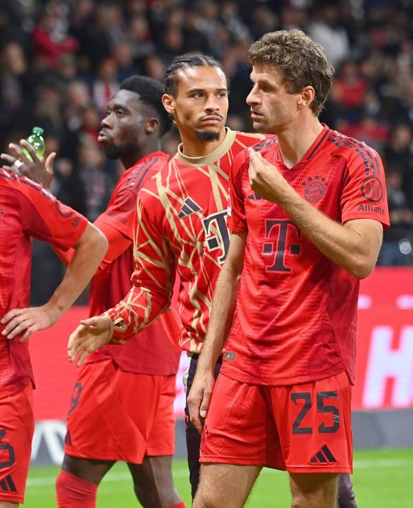 Joshua Kimmich, Alphonso Davies, Leroy Sané und Thomas Müller sind nach einem Spiel enttäuscht.