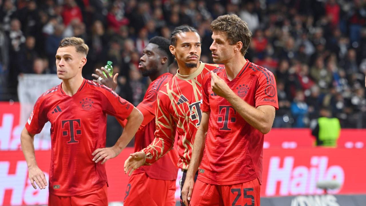 Joshua Kimmich, Alphonso Davies, Leroy Sané und Thomas Müller sind nach einem Spiel enttäuscht.