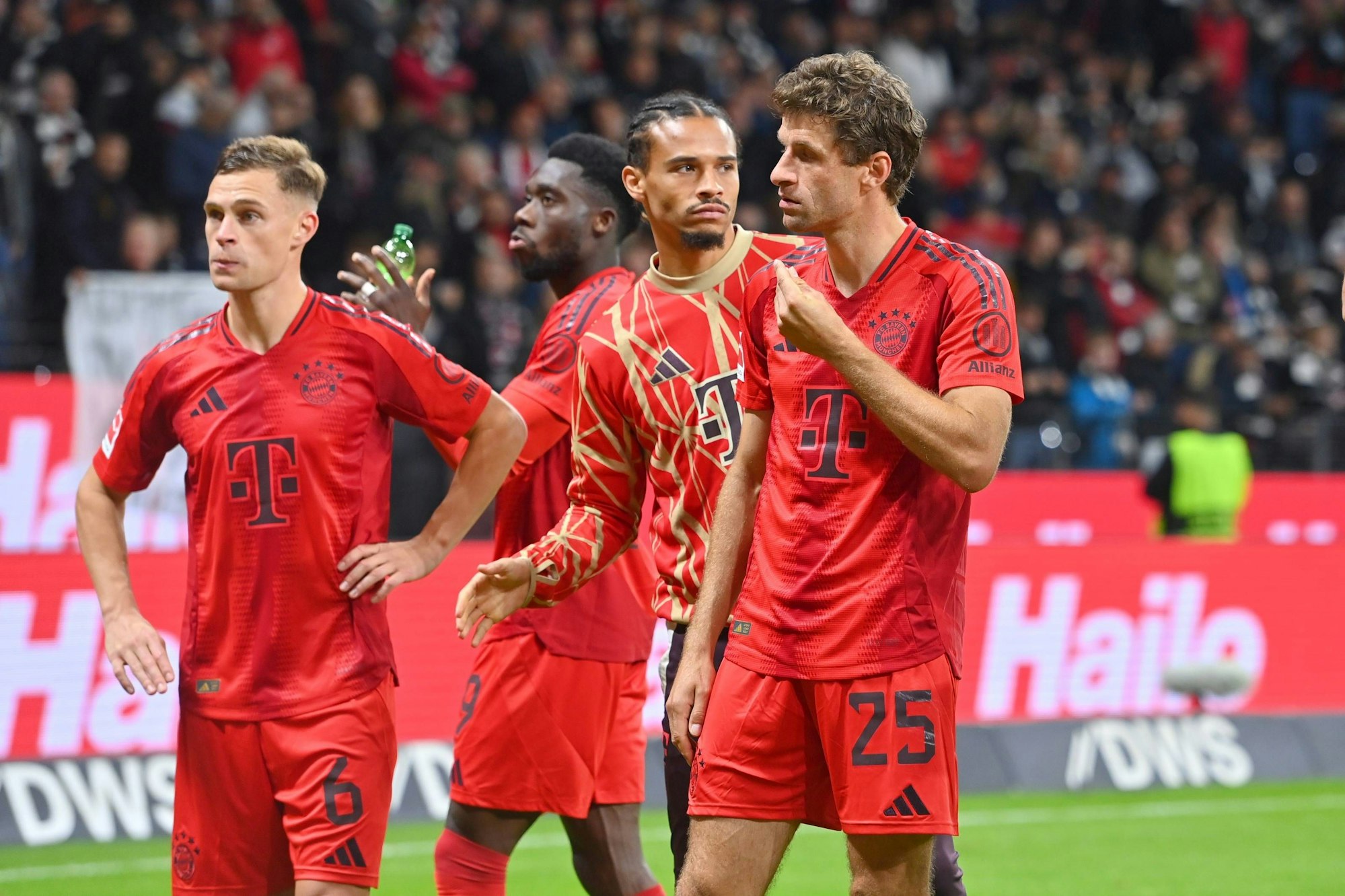 Joshua Kimmich, Alphonso Davies, Leroy Sané und Thomas Müller sind nach einem Spiel enttäuscht.