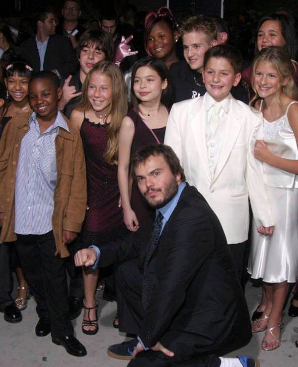 Der Cast von „School of Rock“ bei der Kino-Premiere im September 2003. Zu sehen sind einige der Cast-Mitglieder. Dabei posieren sie auf dem roten Teppich der Kino-Premiere in Los Angeles, Kalifornien.