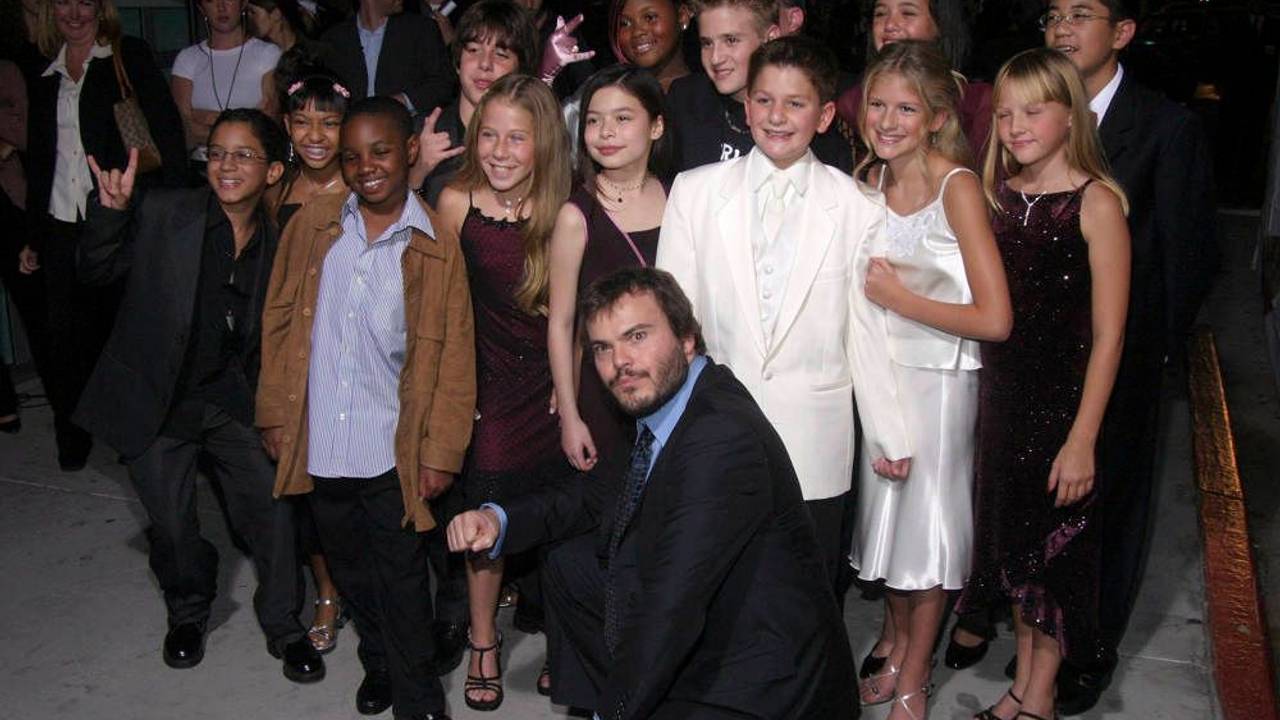 Der Cast von „School of Rock“ bei der Kino-Premiere im September 2003. Zu sehen sind einige der Cast-Mitglieder. Dabei posieren sie auf dem roten Teppich der Kino-Premiere in Los Angeles, Kalifornien.