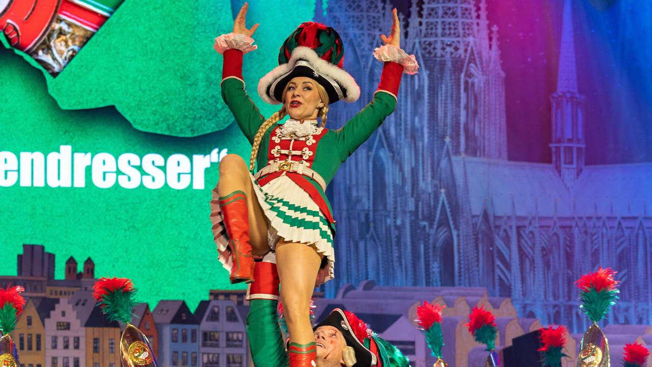 Tanzoffizier Jens Käbbe bei der Hebefigur mit Jeanette Leithe.