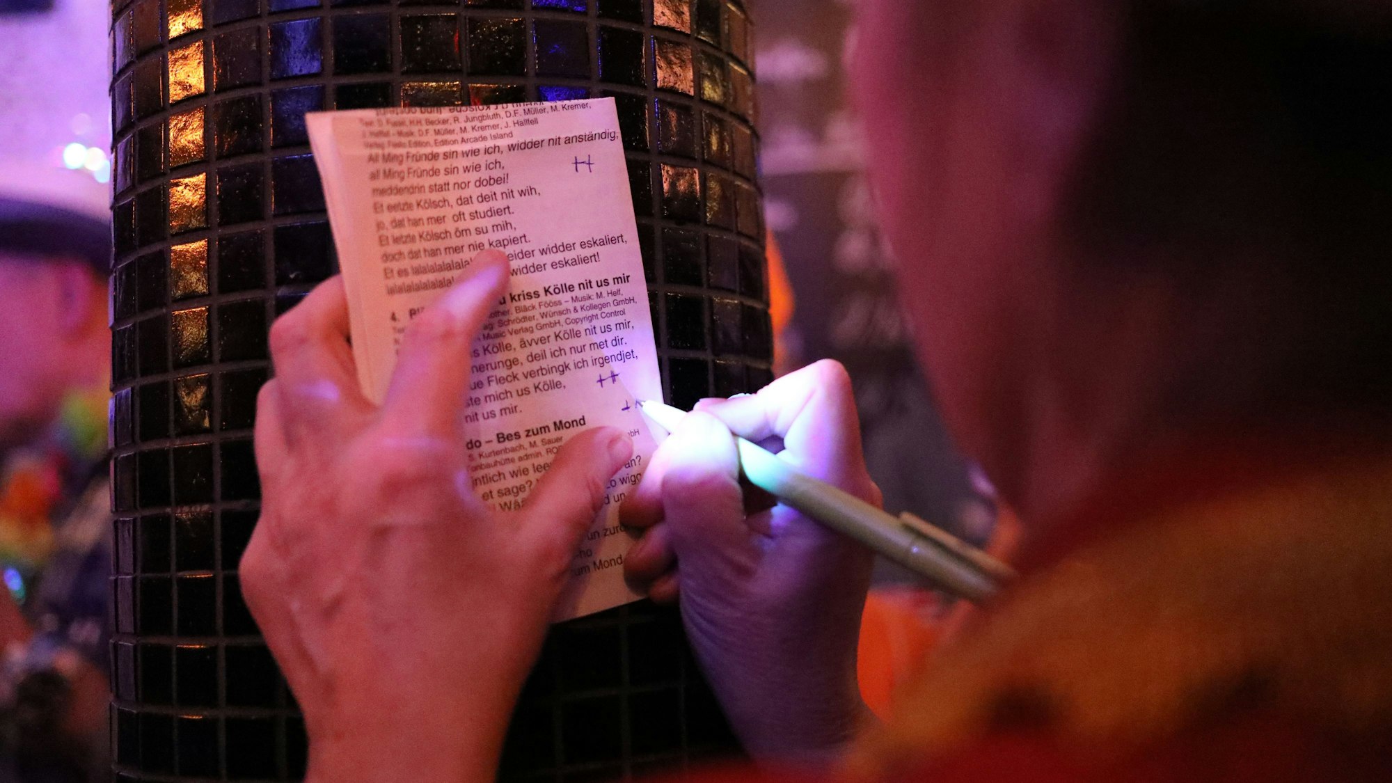 Auftakt der Mitsingreihe „Loss mer singe“ im Lapidarium. Ein Gast macht sich Notizen.