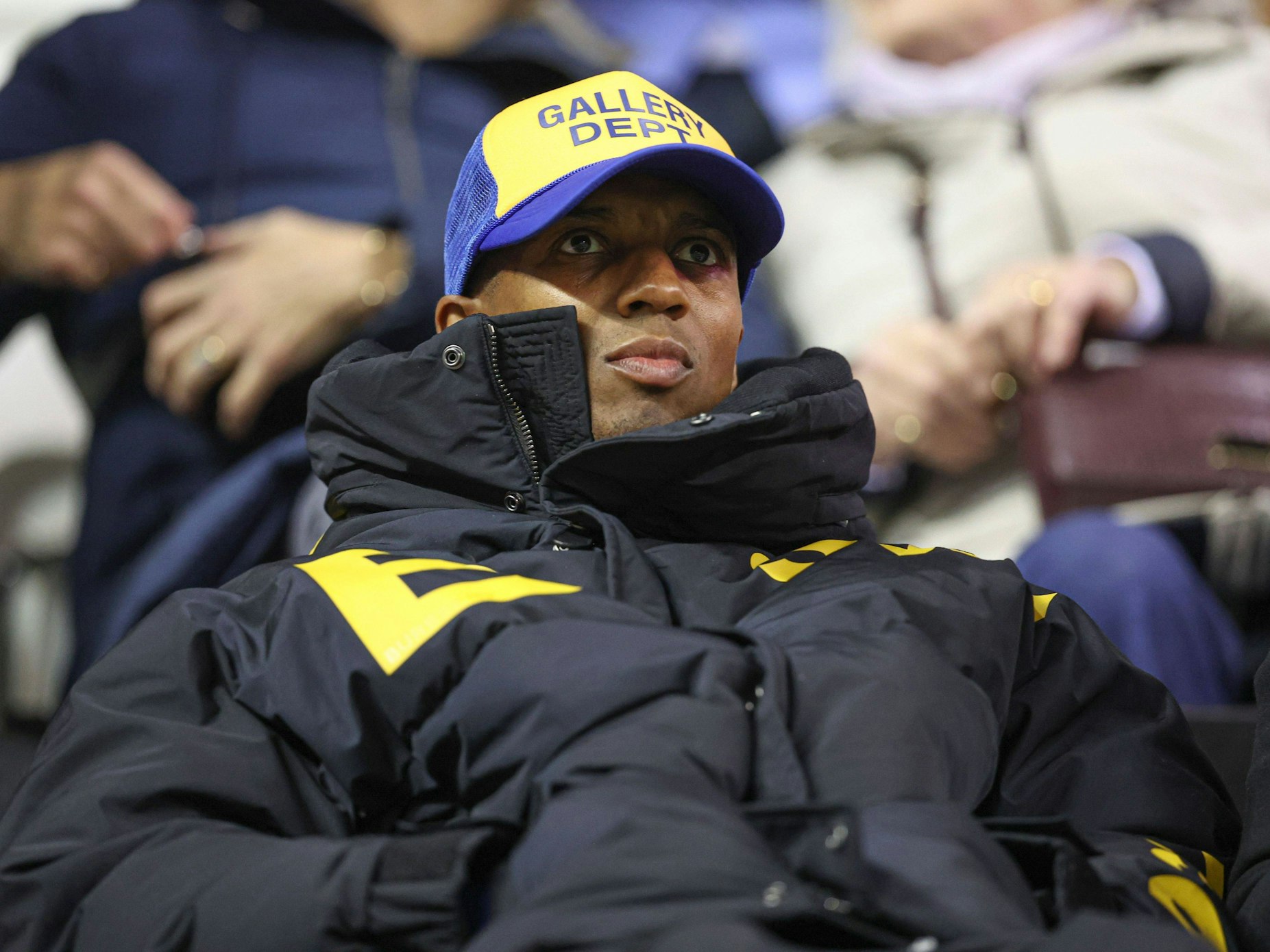 Ashley Young schaut sich von der Tribüne aus ein Spiel der Mannschaft seines Sohnes an.