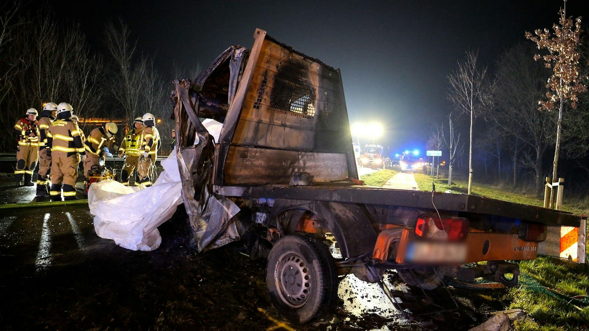 Nach einem Unfall steht ein Transporter ausgebrannt am Straßenrand. Bei dem schweren Verkehrsunfall in Niedersachsen sind mehrere Menschen ums Leben gekommen.