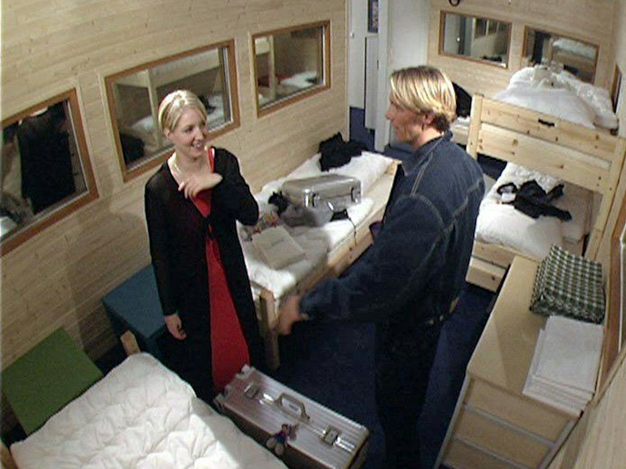 Das Foto zeigt Jana und Jürgen, Teilnehmende der ersten deutschen Staffel von „Big Brother“, bei ihrem Container-Einzug im Jahr 2000.