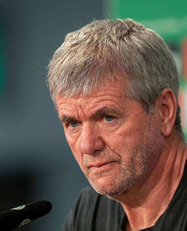 Friedhelm Funkel bei einer Pressekonferenz.