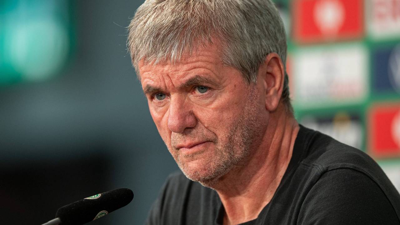 Friedhelm Funkel bei einer Pressekonferenz.