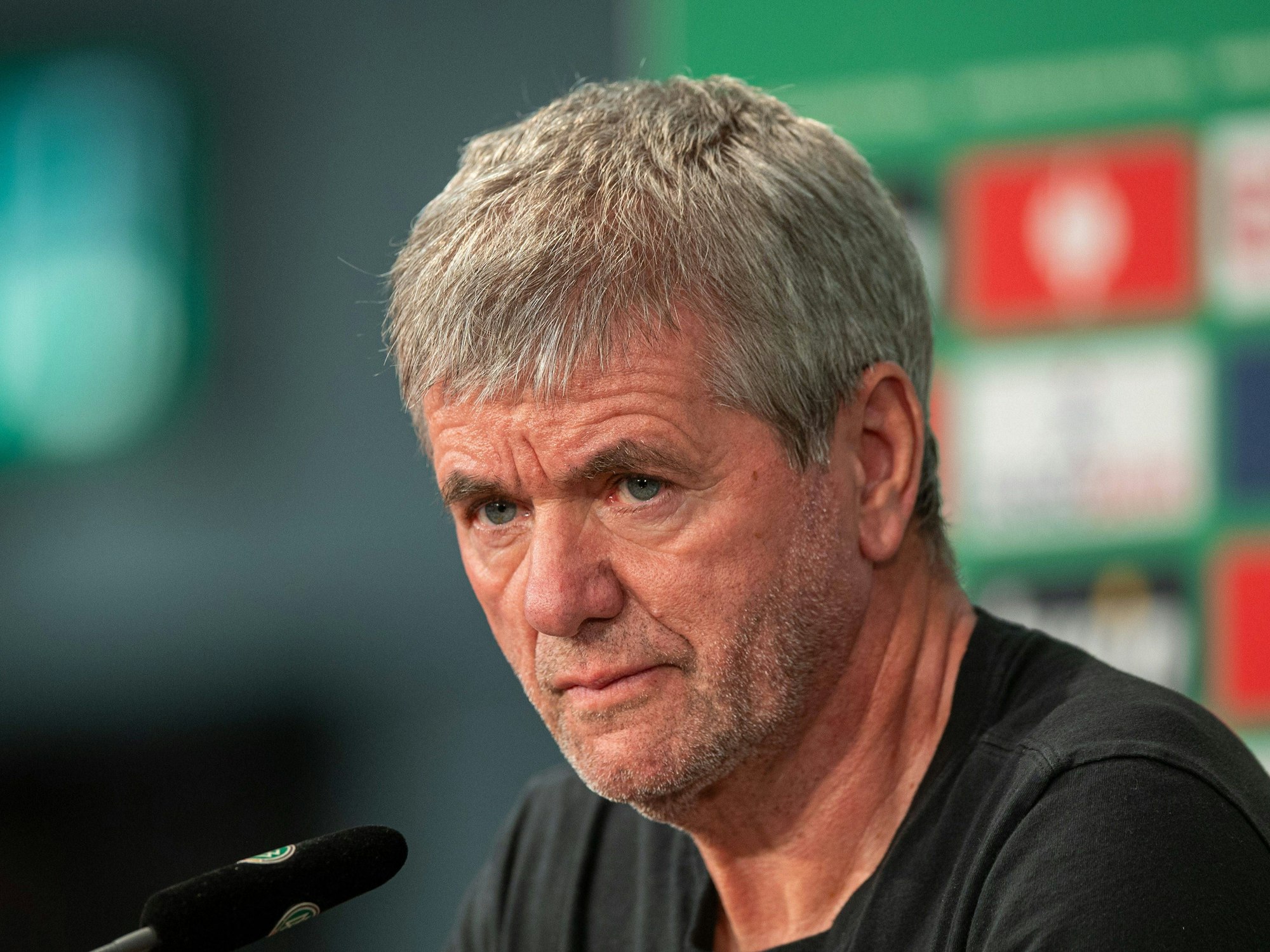 Friedhelm Funkel bei einer Pressekonferenz.