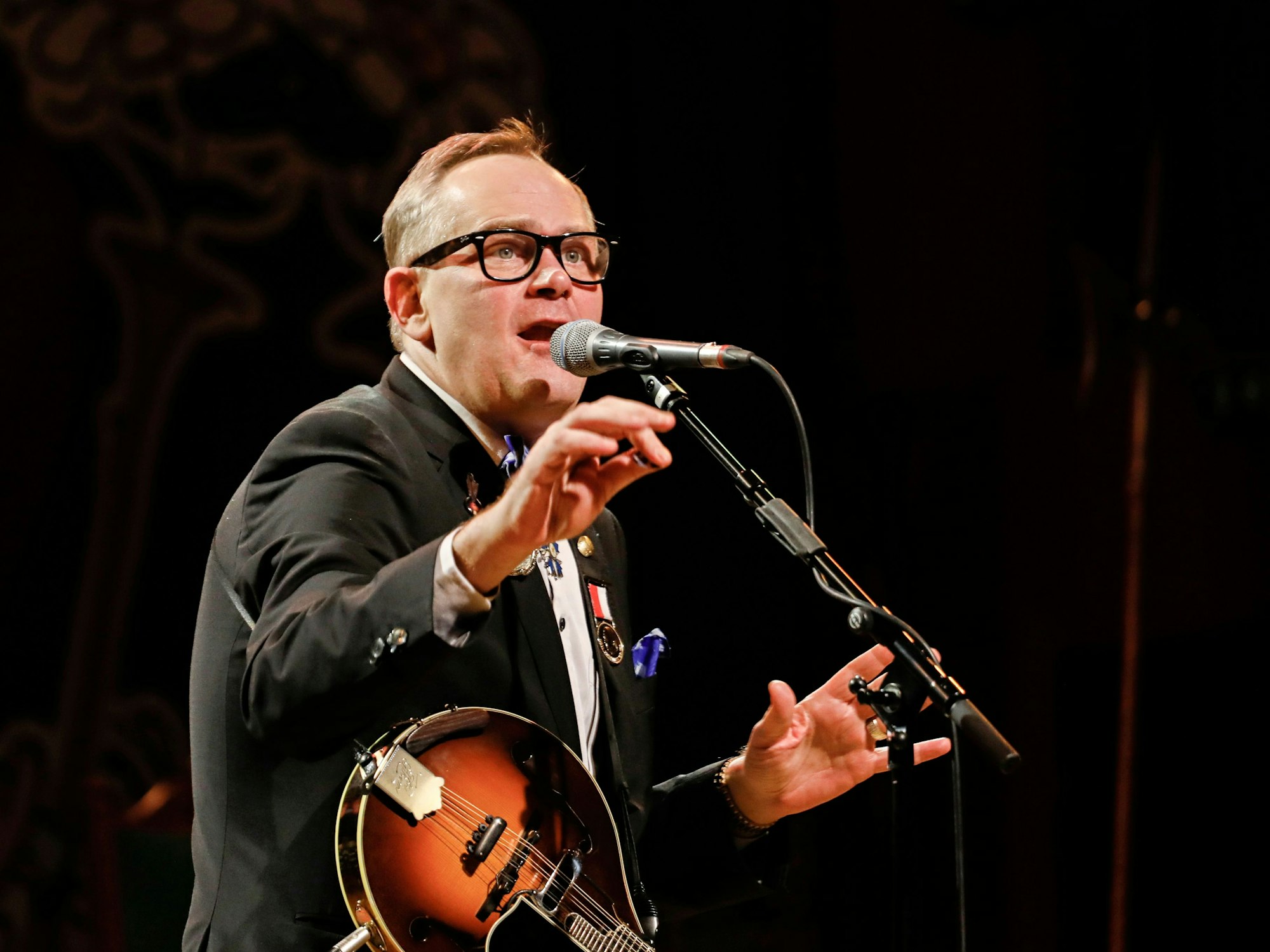 JP Weber steht mit Flitsch auf der Bühne.